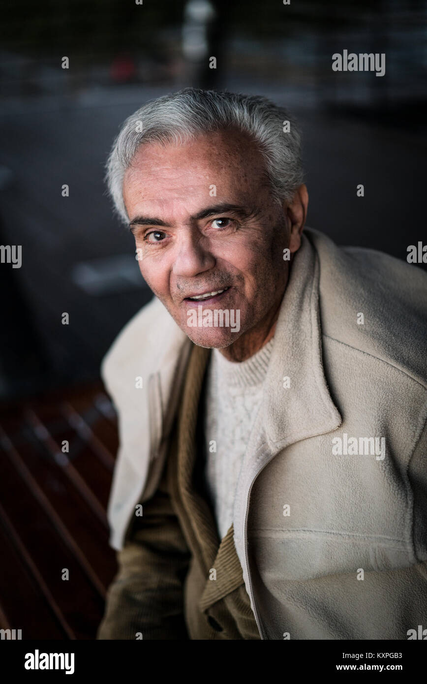 Casual Ritratto di un felice settantacinque anni vecchio uomo sorridente Foto Stock