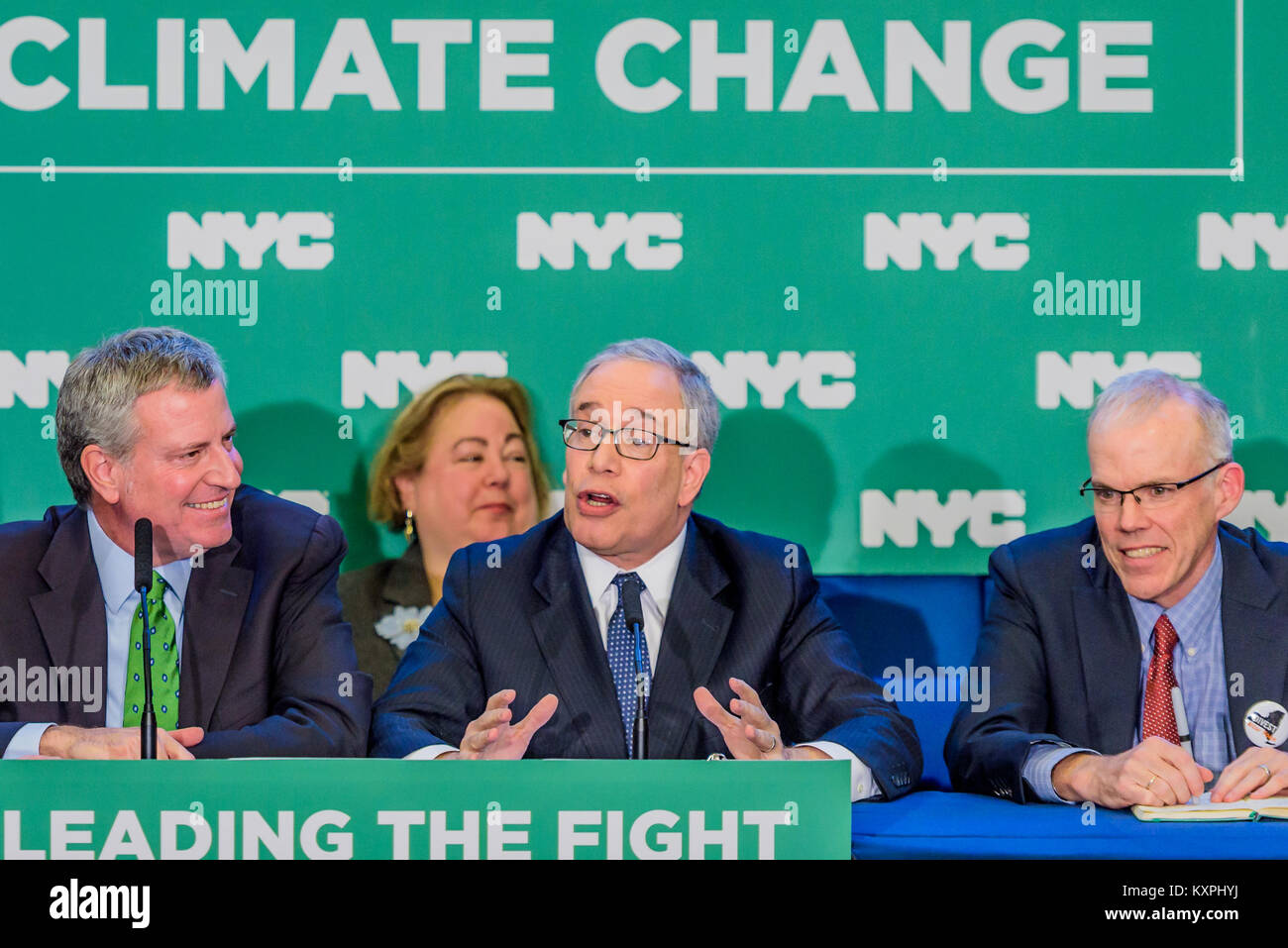 New York, Stati Uniti d'America. Decimo gen, 2018. NYC Comptroller Scott M. Stringer - Sindaco di Bill de Blasio, Comptroller Scott M. Stringer e altri garanti della città i fondi pensione ha annunciato sul Janyary 10, 2018; l'obiettivo di cedere la partecipazione di città di fondi da combustibili fossili di proprietari di riserva entro cinque anni, che rende New York City la prima grande noi piano pensionistico a farlo. In totale, la città di cinque fondi pensione contenere circa 5 miliardi di dollari in titoli di oltre 190 combustibili fossili aziende. La città di spostare è tra i più significativi gli sforzi di cessione nel mondo per data. Credito: PACIFIC PRESS/Alamy Live News Foto Stock