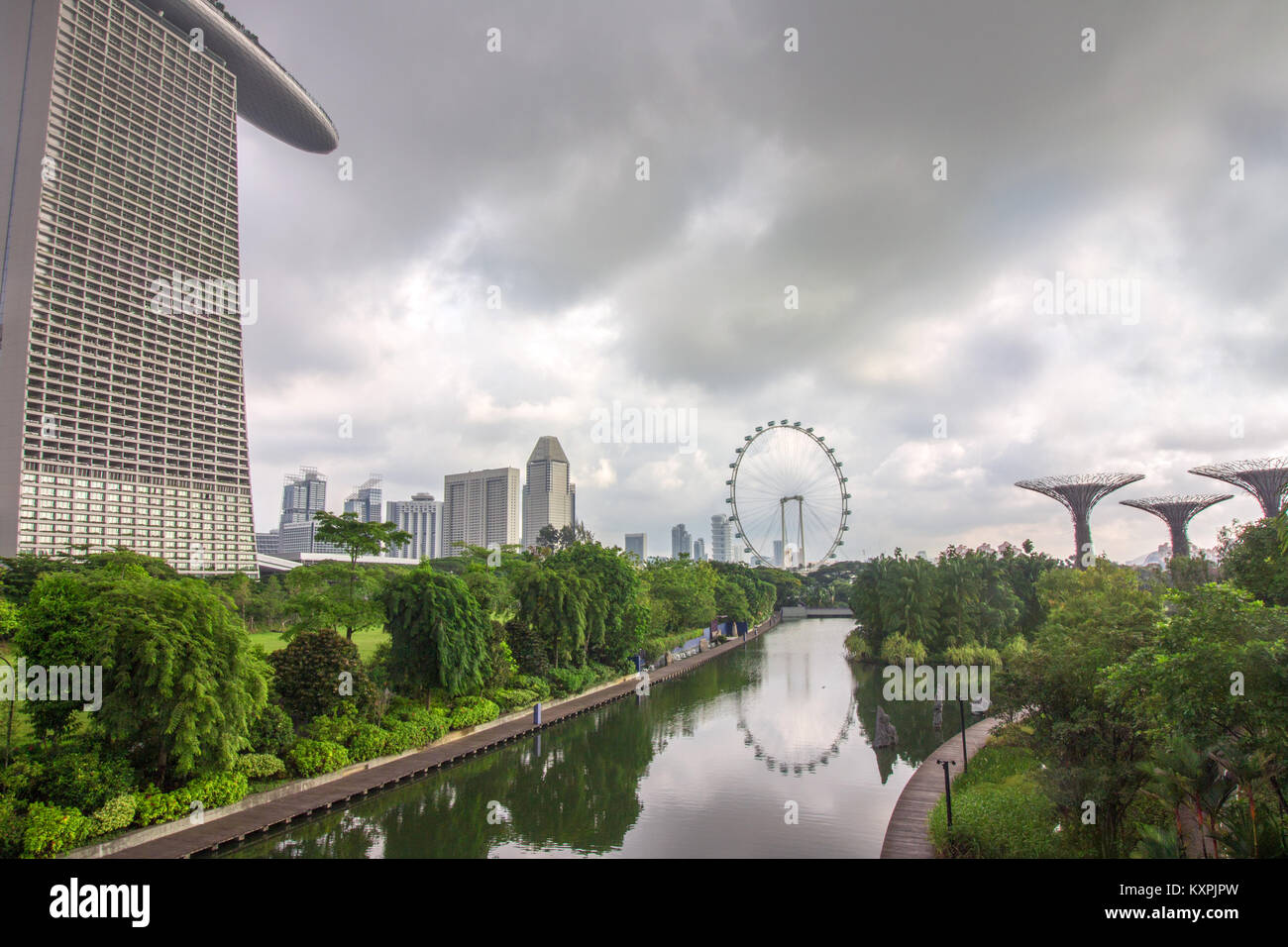 Singapore skyline del centro dal parco tropicale del giardino dalla baia di Marina Bay hotel di sabbia e Supertree Grove su entrambi i lati, giorno nuvoloso Foto Stock