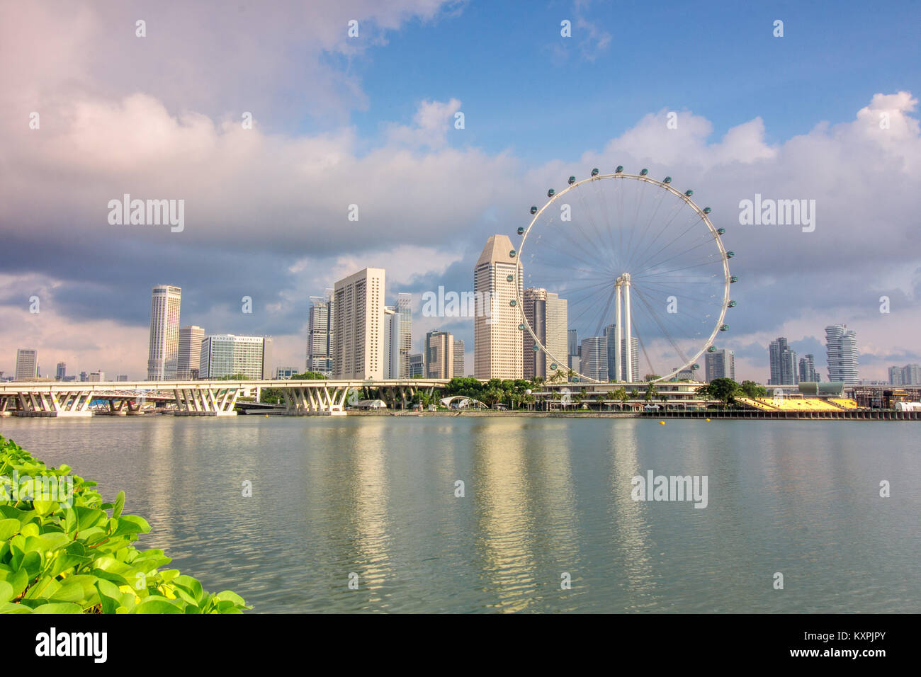 Skyline di Singapore downtown da giardino dalla baia, con Singapore Flyer Foto Stock