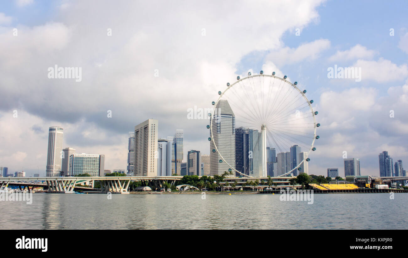 Skyline di Singapore busness district e il Singapore Flyer di giorno Foto Stock