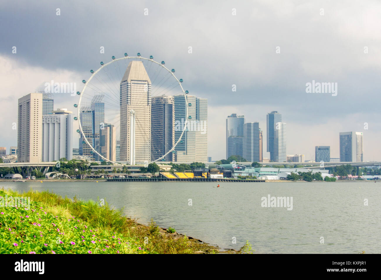 Una vista dello skyline di Singapore busuness quartiere da Marina Barricade con Singapore Flyer Foto Stock