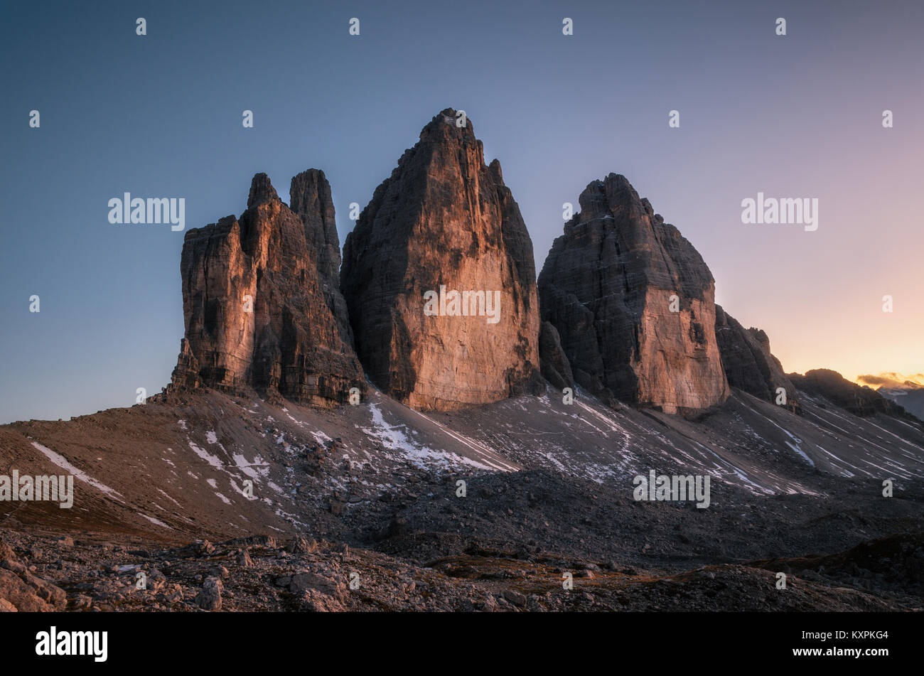 Tre Cime di Lavaredo o Drei Zinnen al Tramonto nelle Dolomiti in Italia, Europa Foto Stock
