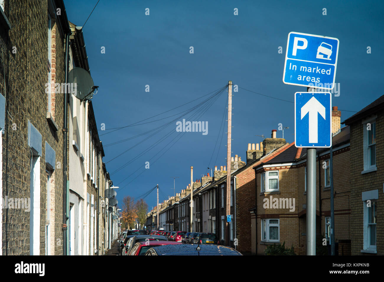 Parcheggio su strada - parcheggio sul cordolo ammessi nelle aree contrassegnate in Cambridge Regno Unito Foto Stock