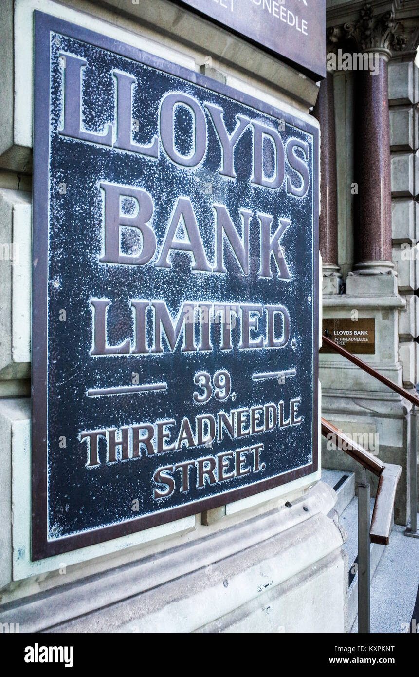 Lloyds Bank London Threadneedle Street nella città di Londra il quartiere finanziario. Segno di ottone al di fuori di Lloyds Bank. Foto Stock