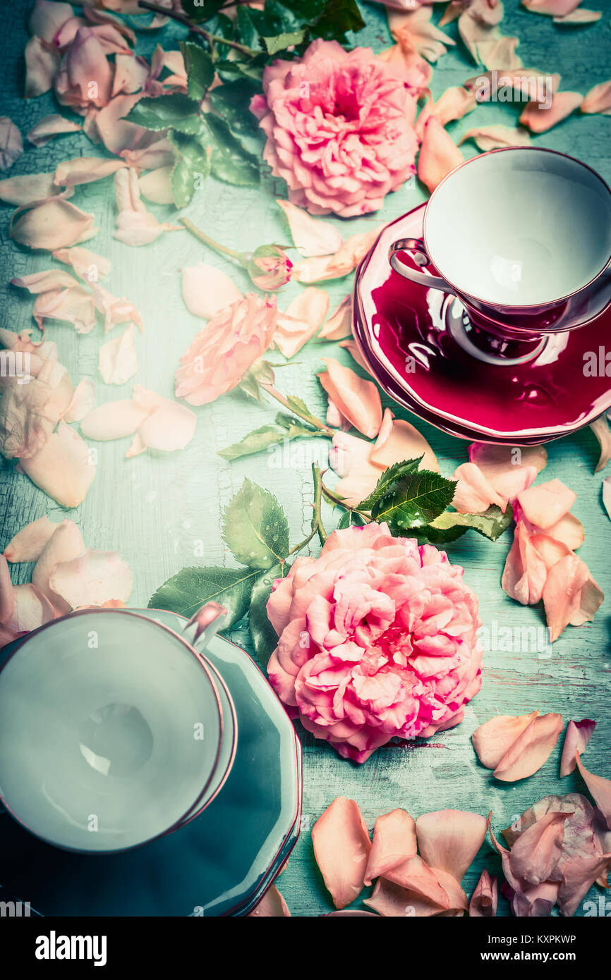 Bicchieri vuoti e rose pastello su shabby chic sfondo tabella Foto Stock
