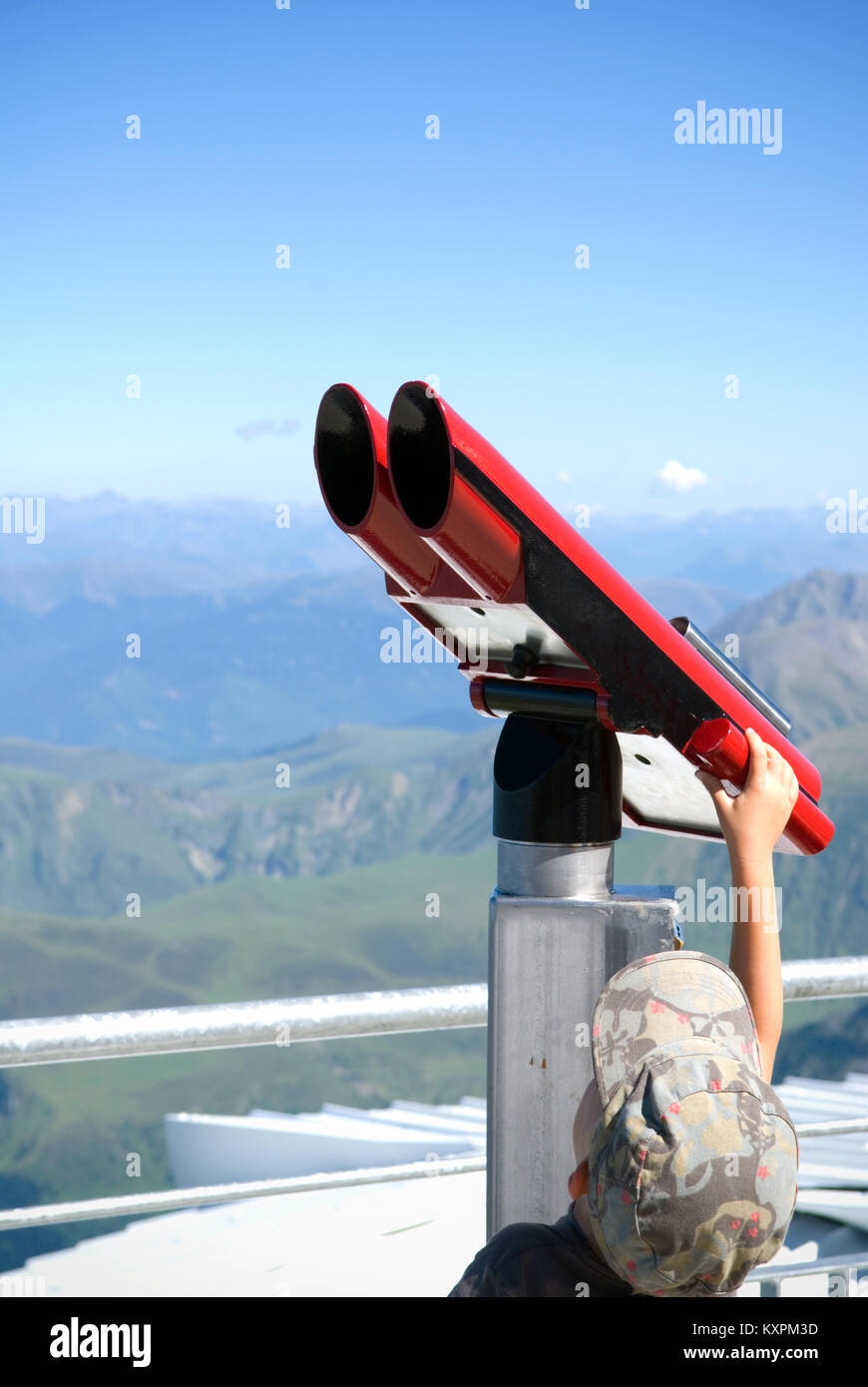 Foto di mio figlio, cercando di raggiungere la torre di spettatori al Pic du Midi, Pirenei, Francia Foto Stock