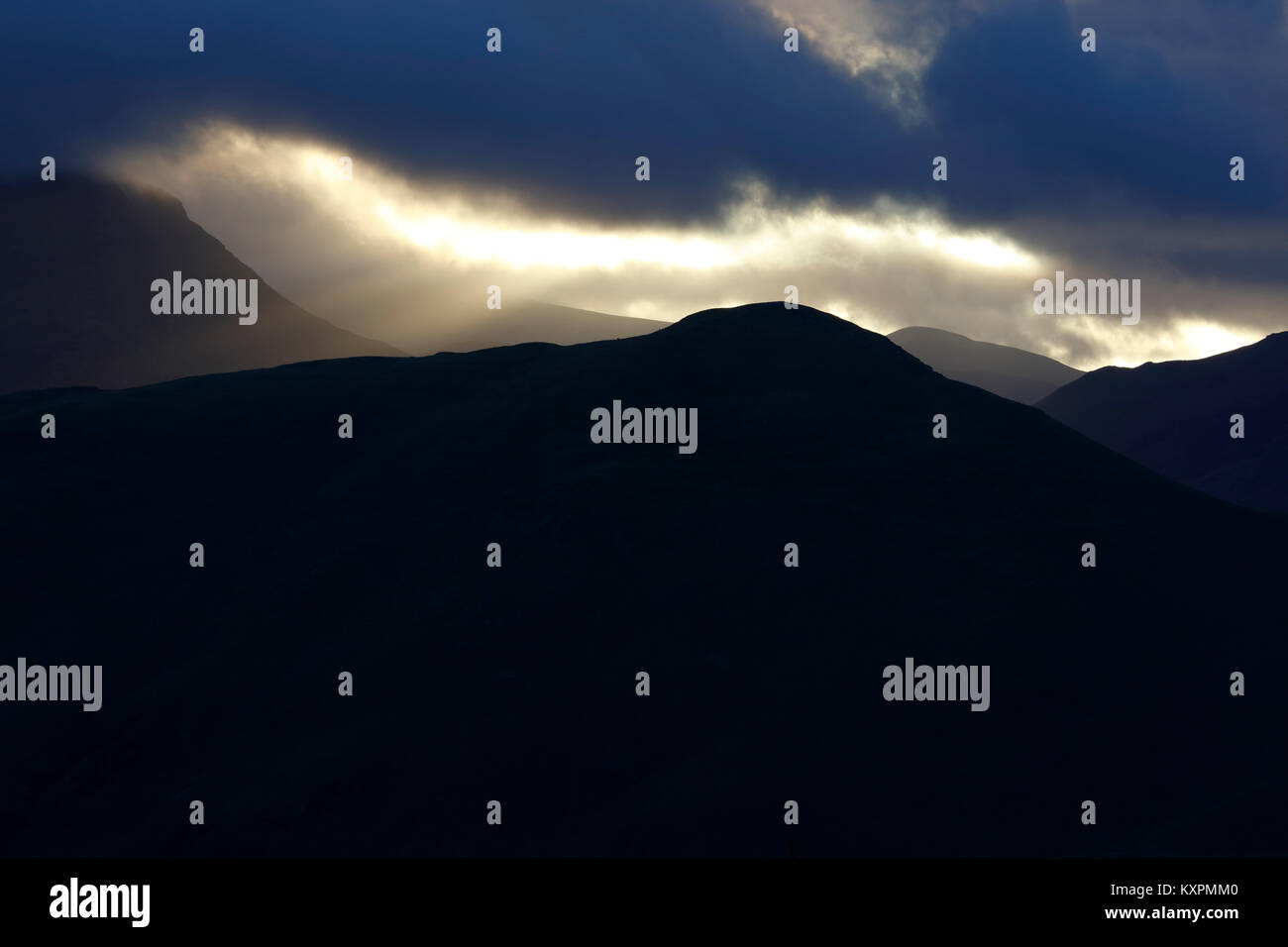 Sole invernale streaming su Cat campane da Walla roccioso, Borrowdale, Lake District, Cumbria, England, Regno Unito Foto Stock