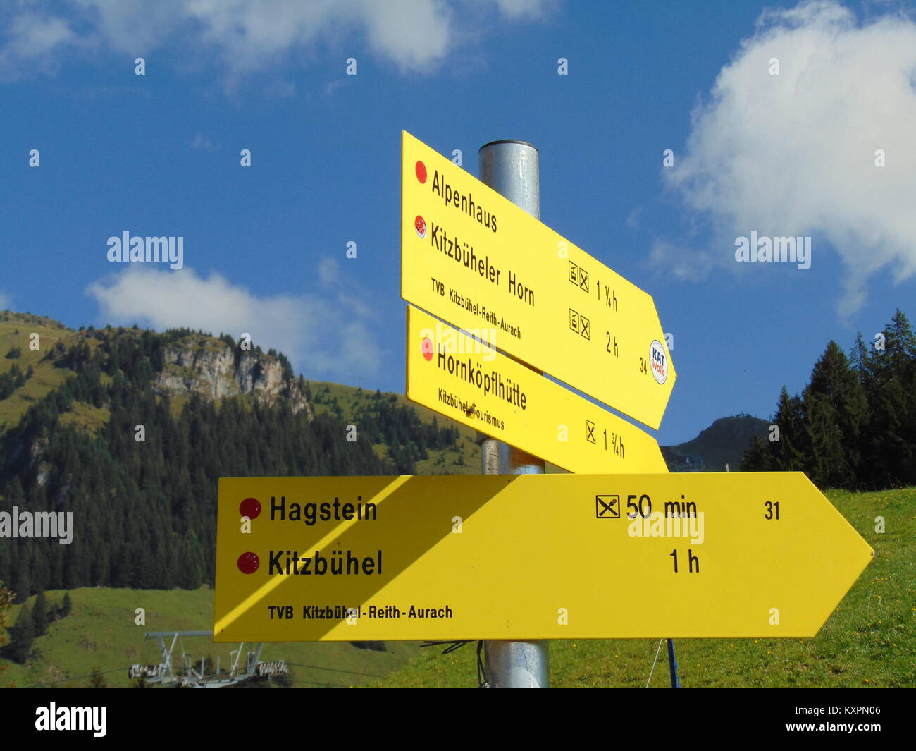 Una direzione giallo iscriviti una montagna in Kitzbuhel. Credito: Robert Slater Foto Stock