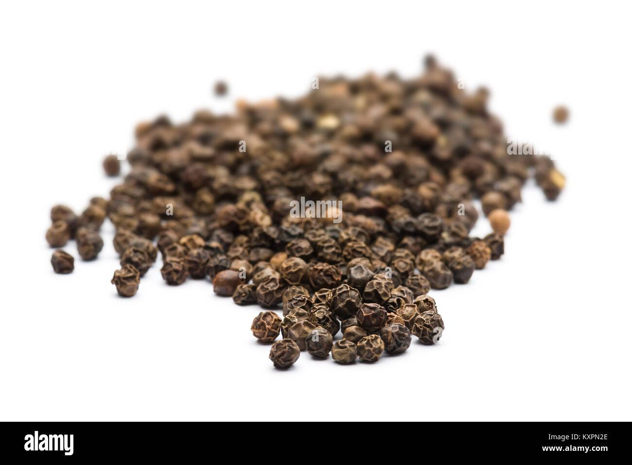 Cumulo di peppe nero su sfondo bianco Foto Stock