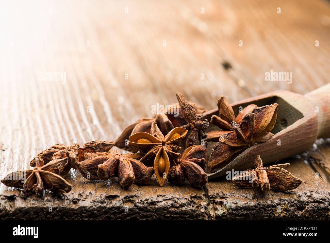 Cucchiaio di legno con anice stelle sul tavolo Foto Stock