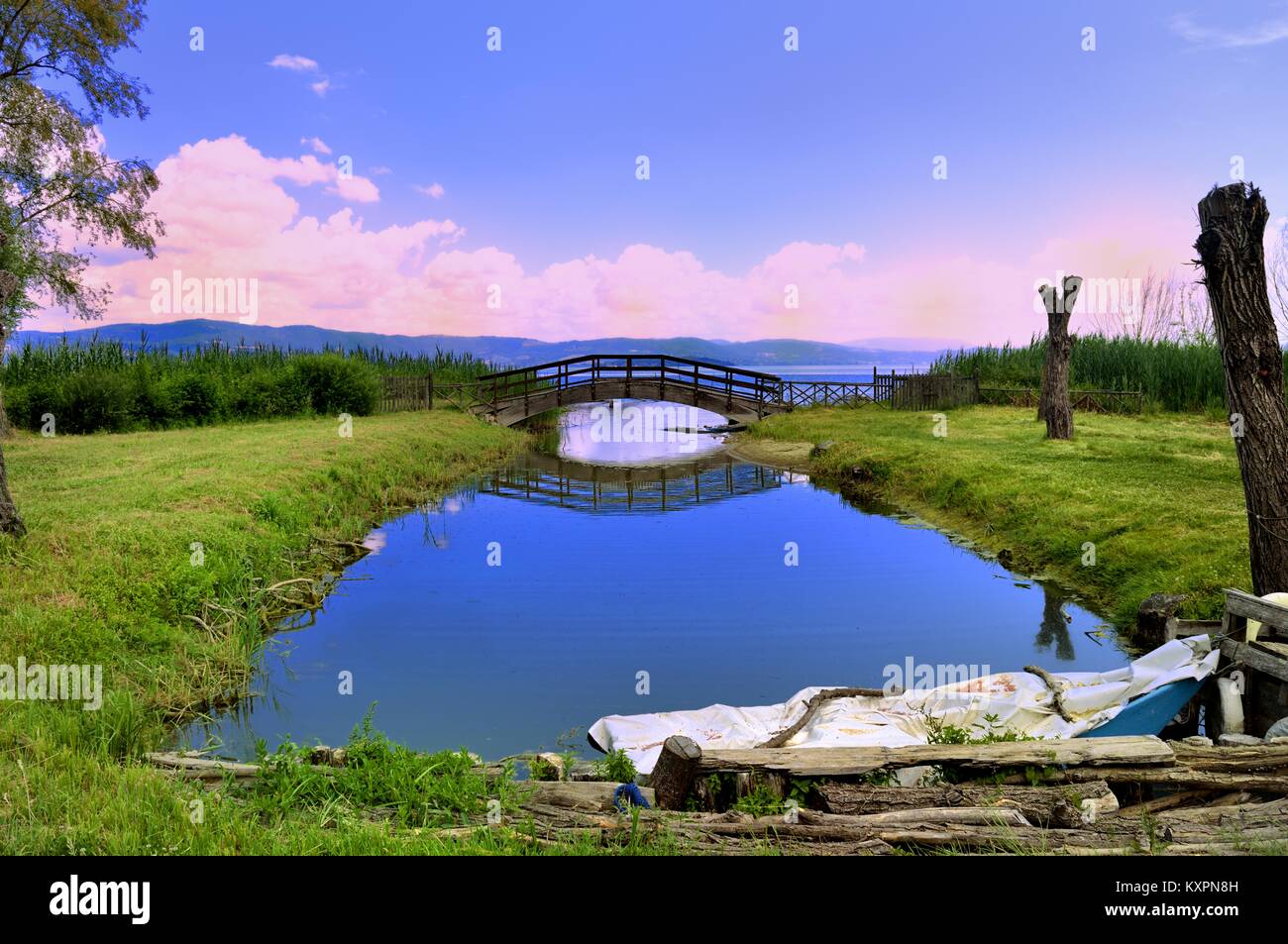 Piccolo ponte sopra il lago Trasimeno in Italia Foto Stock