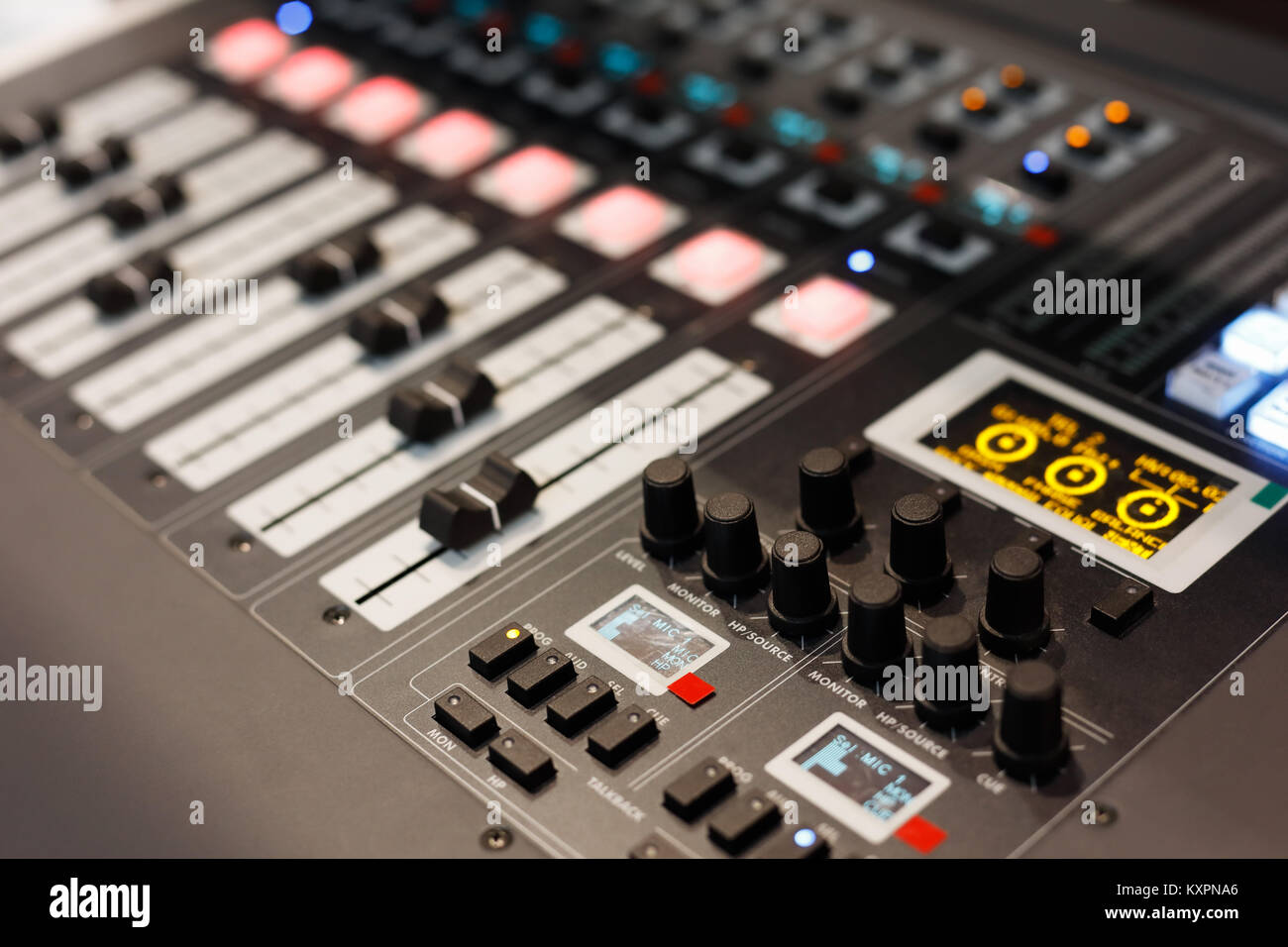 Vista ravvicinata di audio digitale multicanale console di mixaggio. Messa a fuoco selettiva. Foto Stock