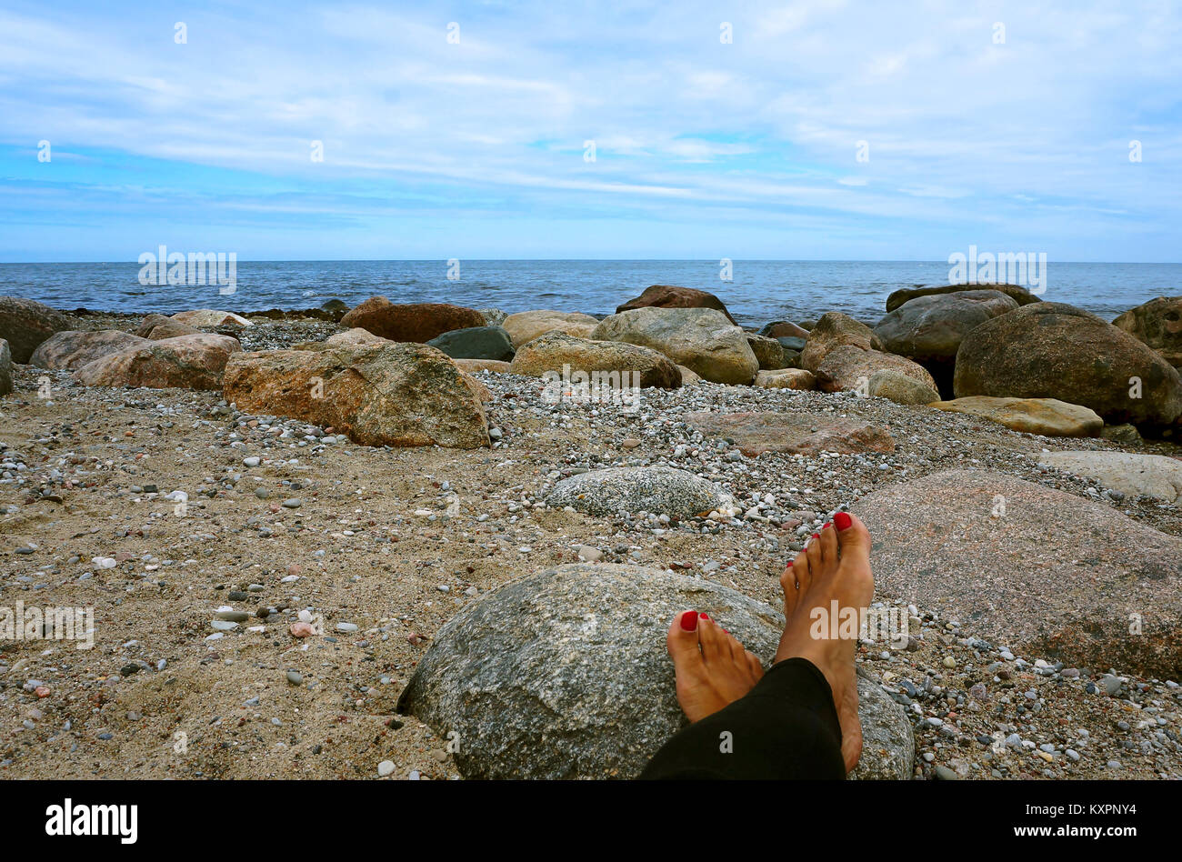 Piedi sullo sfondo del mare e della costa rocciosa, piedi sopra il livello del mare Foto Stock