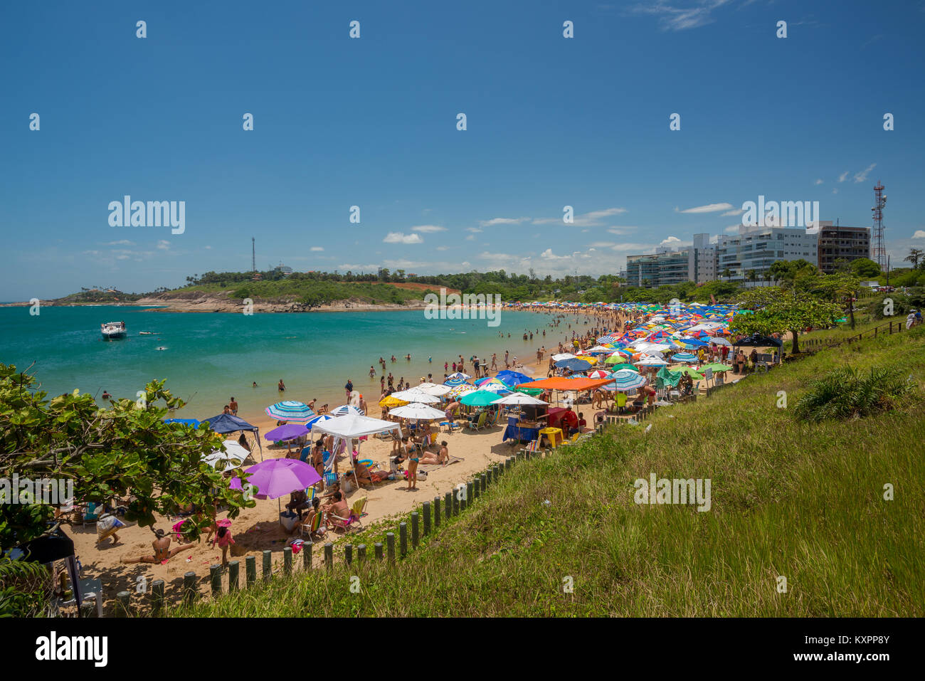 GUARAPARI, ES, Brasile - Gennaio 06, 2018: Bacutia spiaggia affollata di turisti che si godono una summer weekend. Foto Stock