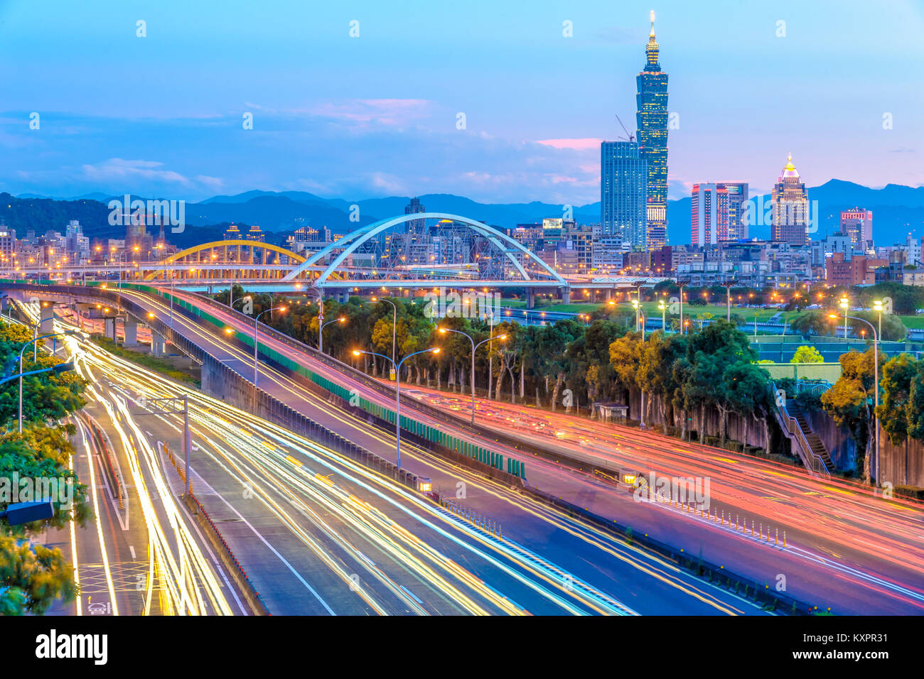 Una veduta notturna di Taipei City dal fiume Foto Stock