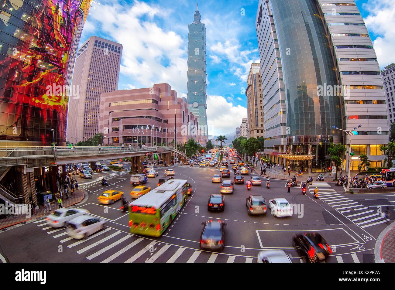 Vista sulla strada della città di Taipei Foto Stock