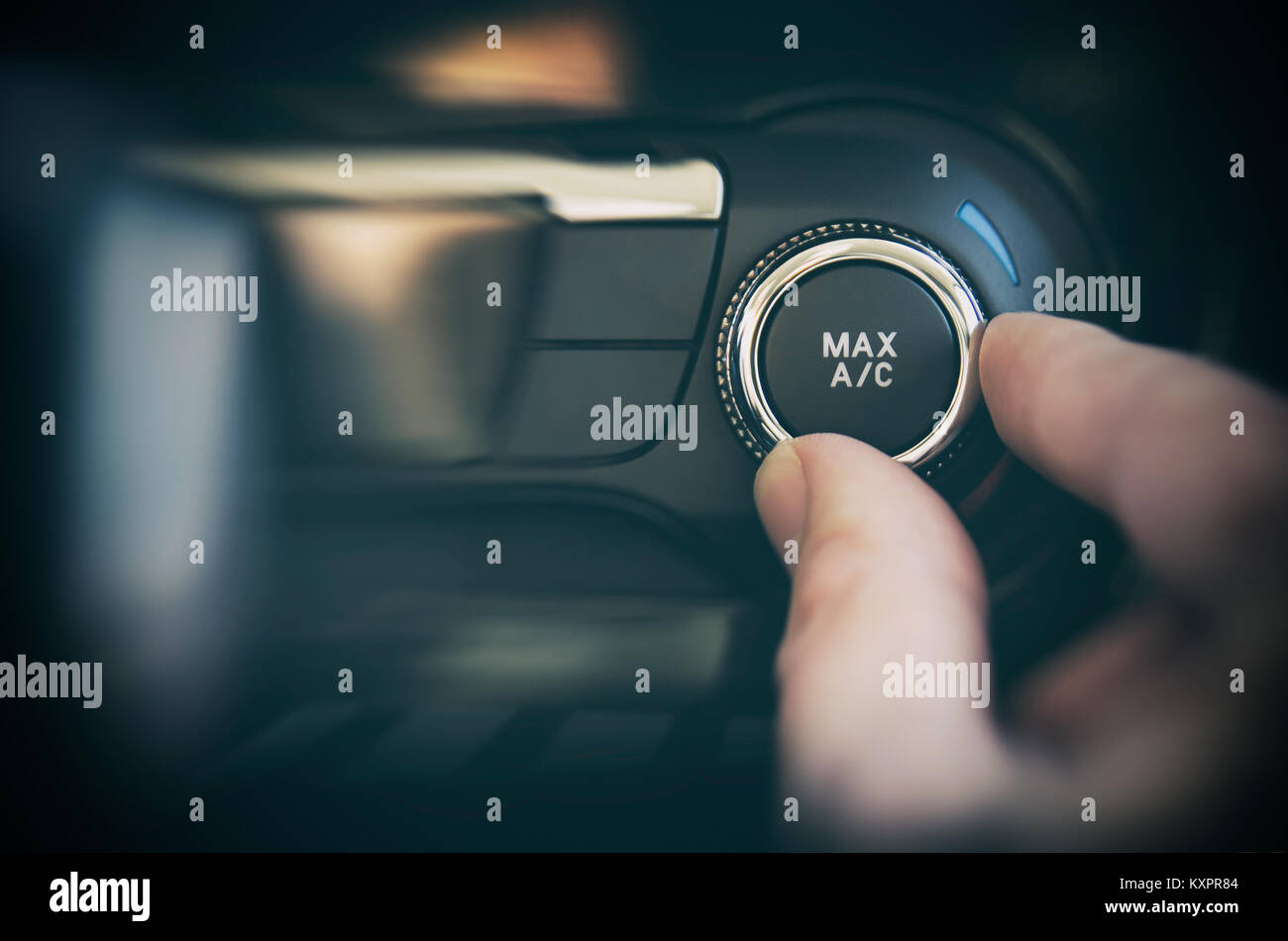 Pulsante aria condizionata all'interno di un'auto. Freddo e calore concetto di controllo Foto Stock