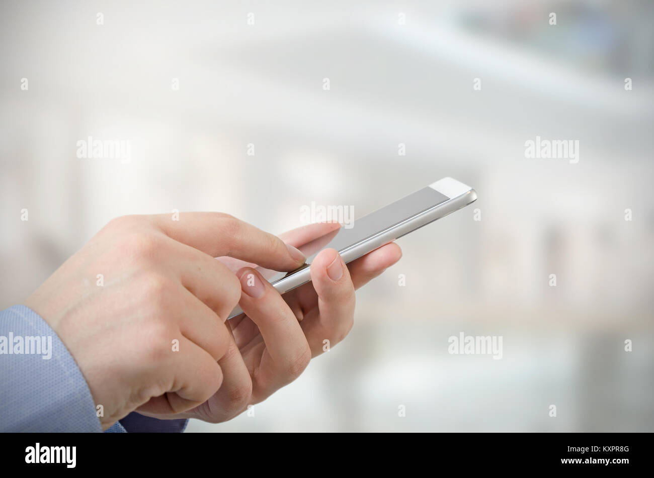 L'uomo utilizzando mobile smart phone. tecnologia di messaggistica mobile smart phone azienda internet concetto di comunicazione Foto Stock