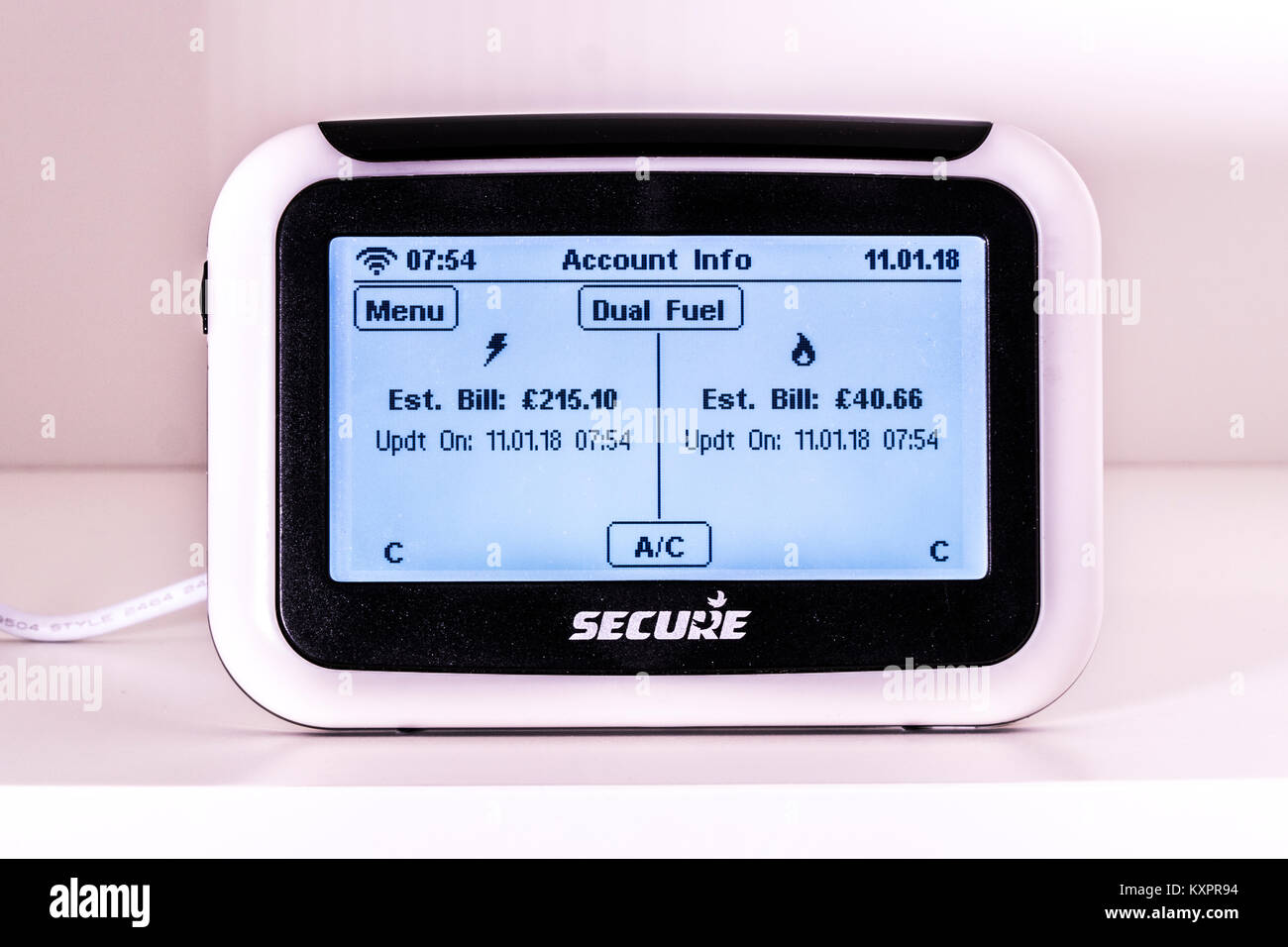 Doppia alimentazione smart meter da fissare, con display luminoso mostra account utente stimato di sterline fatture per i gas e il consumo di energia elettrica. Regno Unito. Foto Stock