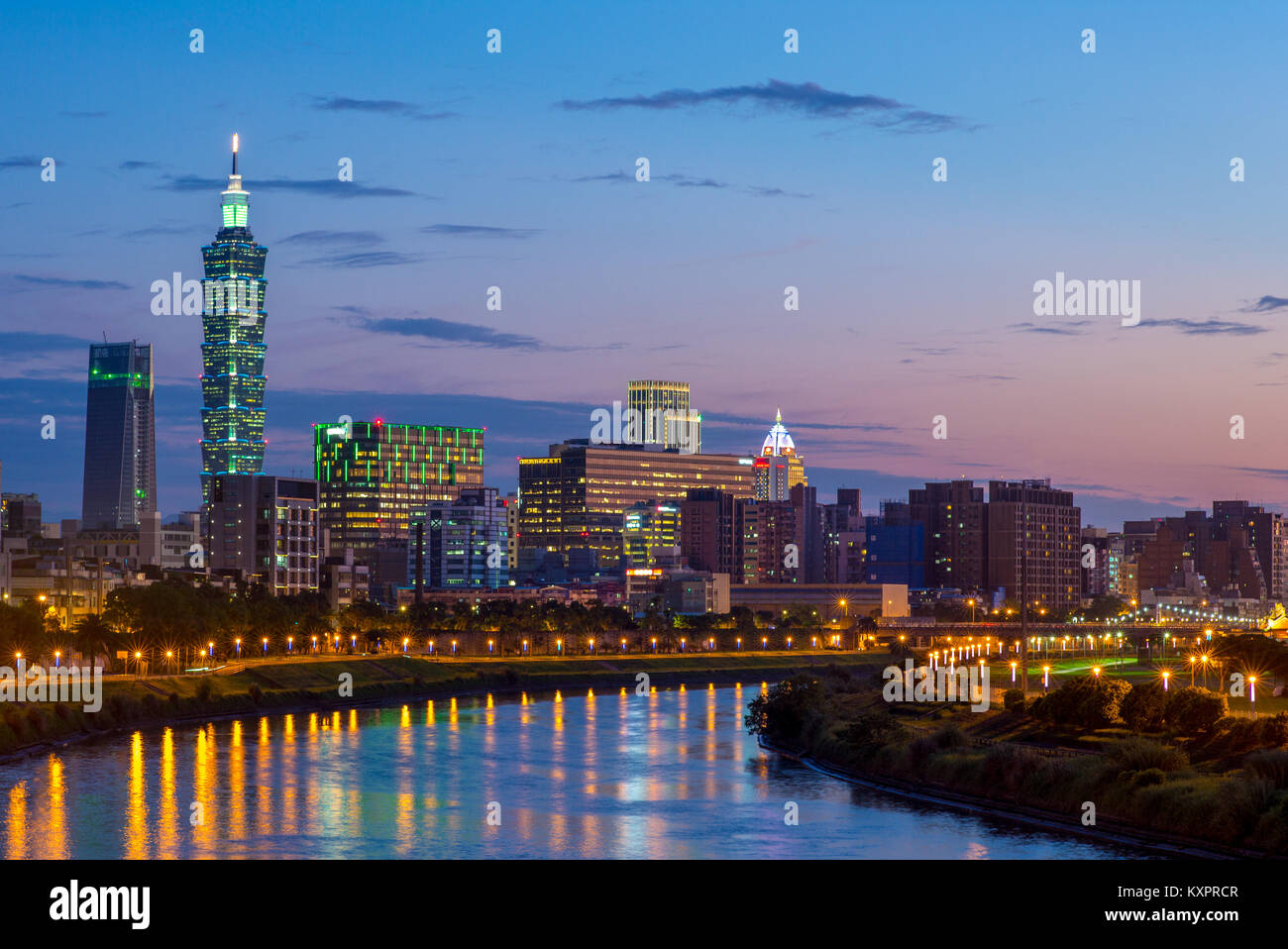 Una veduta notturna di Taipei City dal fiume Foto Stock