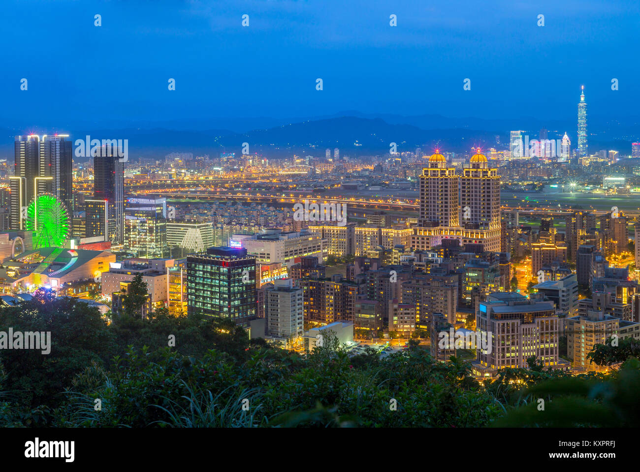 Vista aerea della città di Taipei di Notte Foto Stock