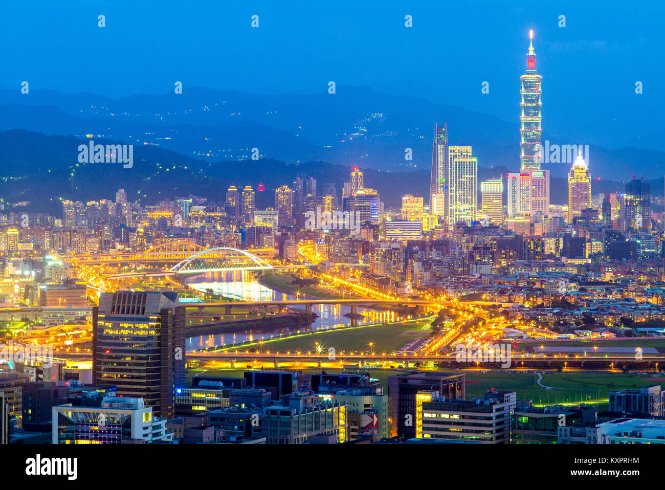 Una veduta notturna di Taipei City dal fiume Foto Stock
