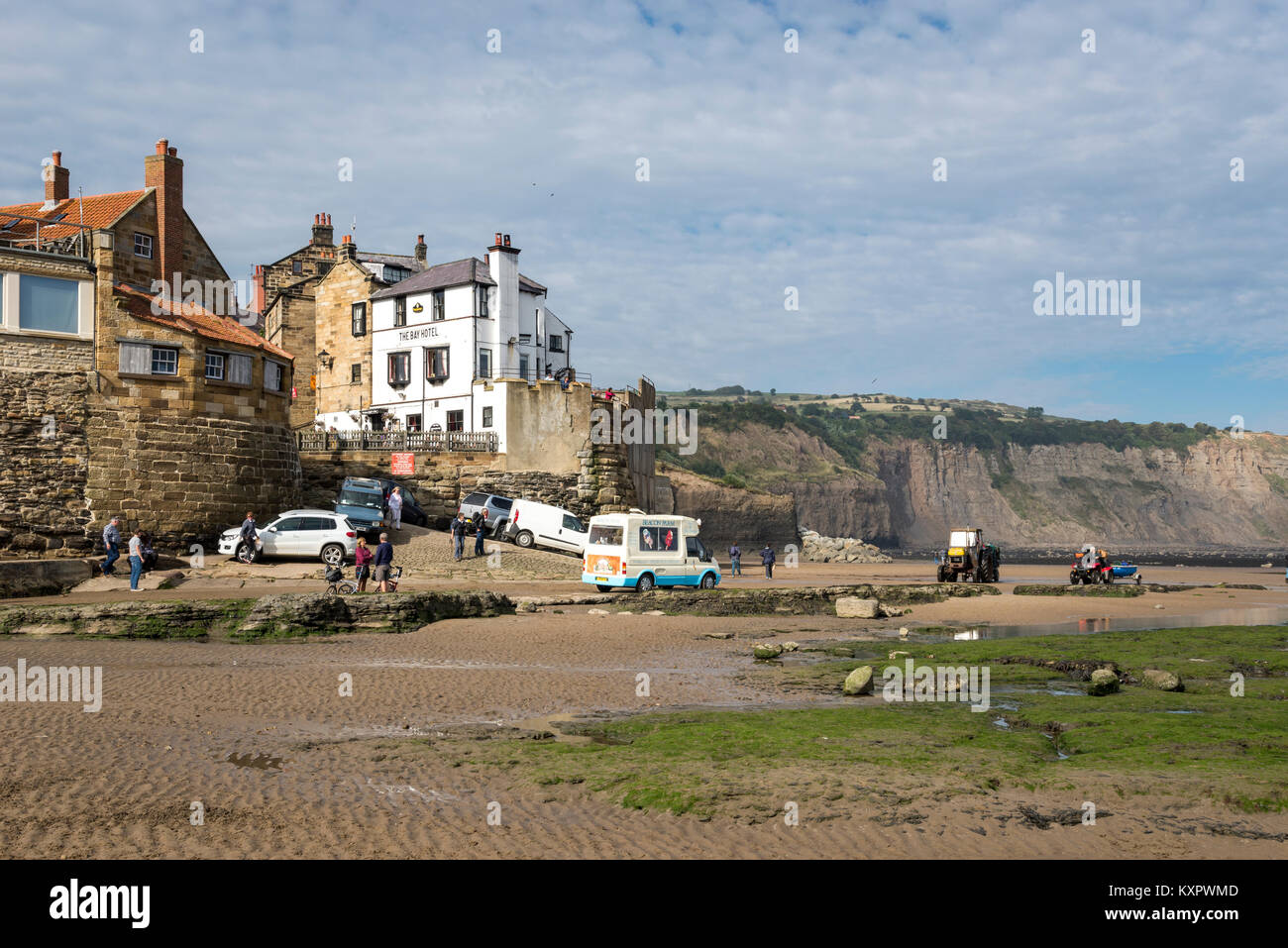 Robin Hood's Bay sulla costa orientale del North Yorkshire, Inghilterra. Gelateria in spiaggia durante la bassa marea. Foto Stock