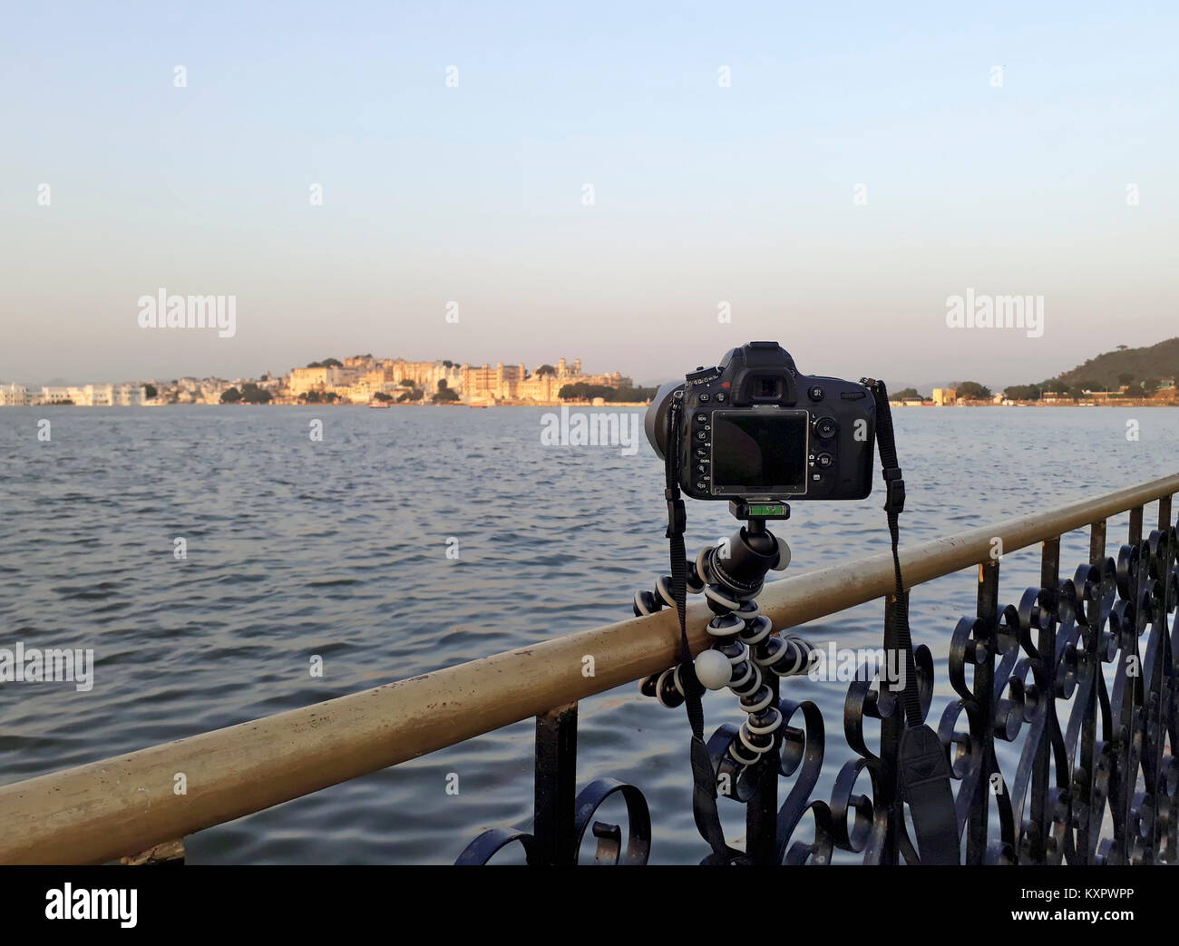 In attesa che il diritto di luce con un riflesso su un treppiede piccolo attaccato ad una ringhiera in Udaipur, Rajasthan, India Foto Stock