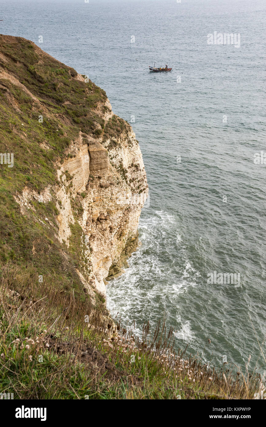 Alle tradizionali piccole barche da pesca al largo della costa di Flamborough Head sulla costa orientale dello Yorkshire, Inghilterra. Foto Stock