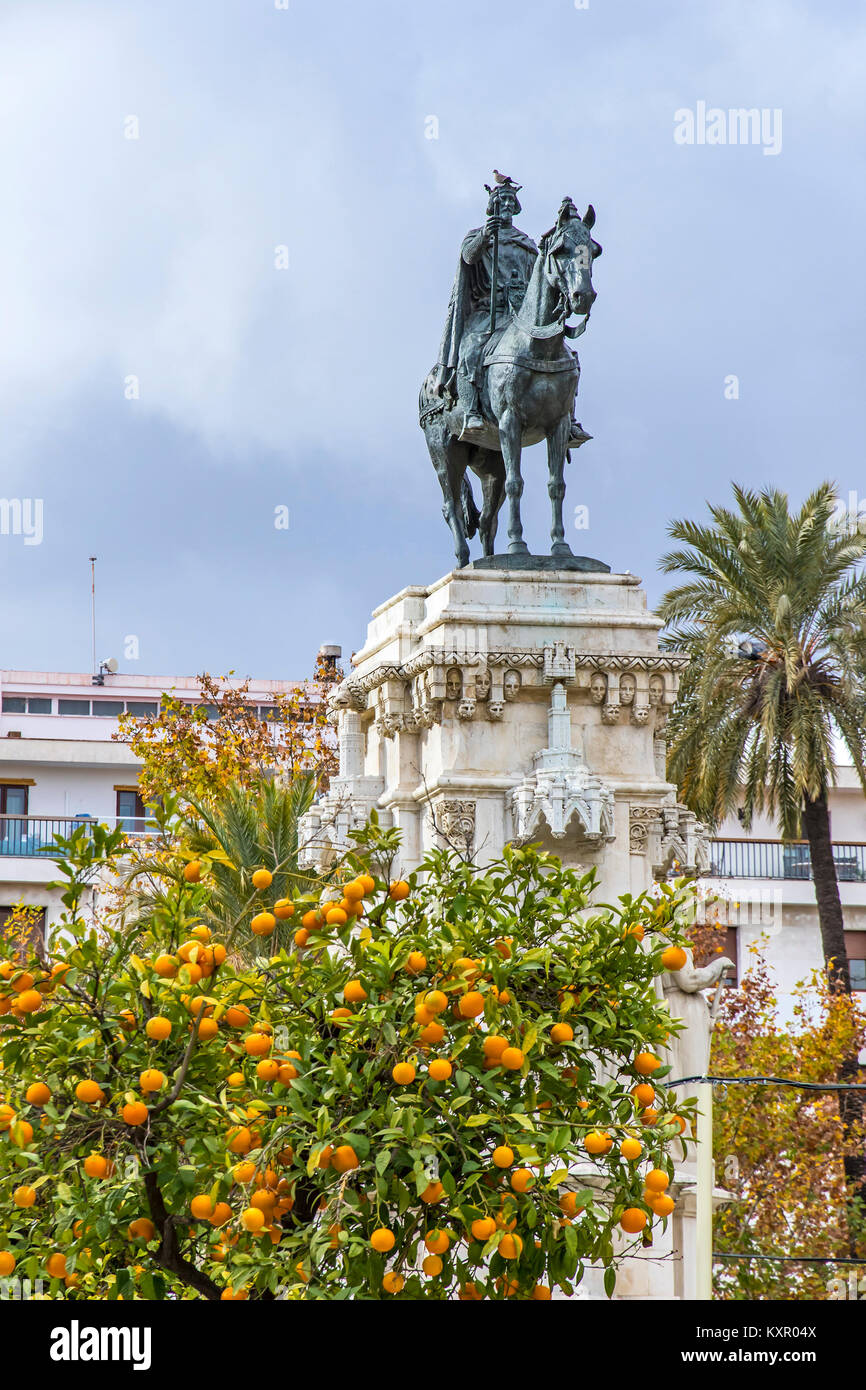 Monumento a Fernando III El Santo (Ferdinando III il Santo Re di Castiglia) su Plaza Nueva nella città di Siviglia, in Andalusia, Spagna Foto Stock
