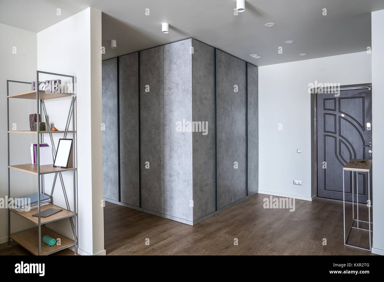 Corridoio in stile contemporaneo con pareti bianche e pavimenti in ... Parquet grigio scuro