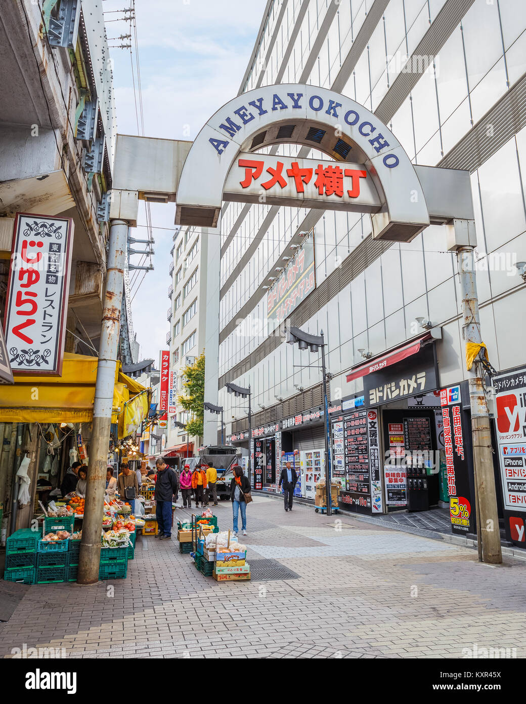 TOKYO, Giappone - 25 novembre: Ameya-Yokocho a Tokyo in Giappone il 25 novembre 2013. "Negozio di dolciumi Alley' è un mercato all'aperto in Taito Ward, situato ne Foto Stock