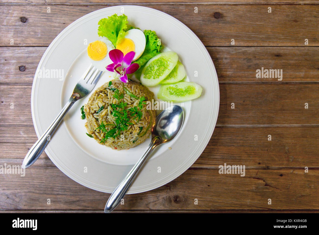 Curry verde riso fritto ricetta piccante e saporito caldo cucina thailandese il cibo sulla tavola di legno Foto Stock