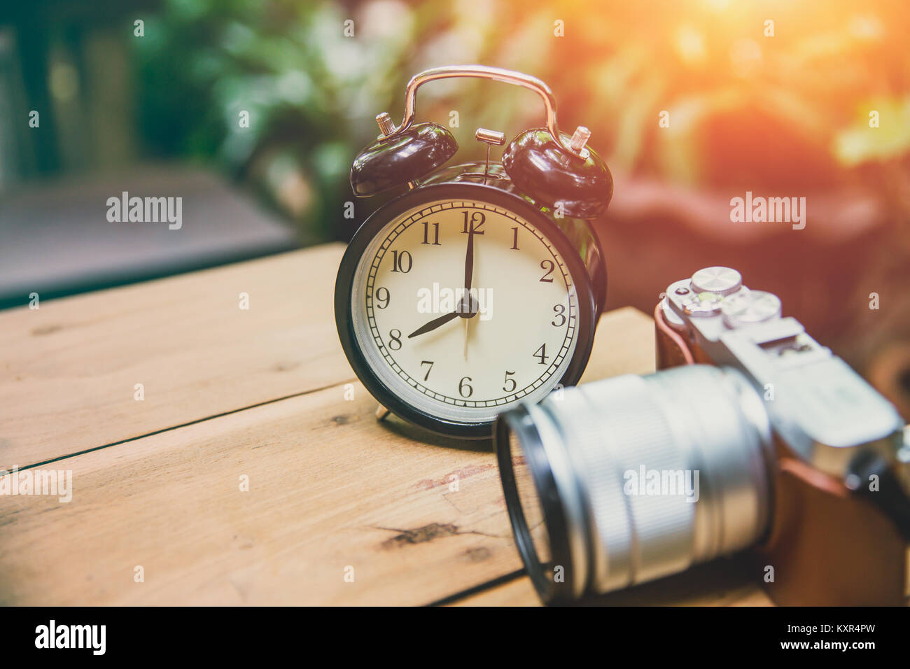 Vecchio orologio con fotocamera retrò tenere il tempo e il concetto di memoria con spazio per il testo Foto Stock