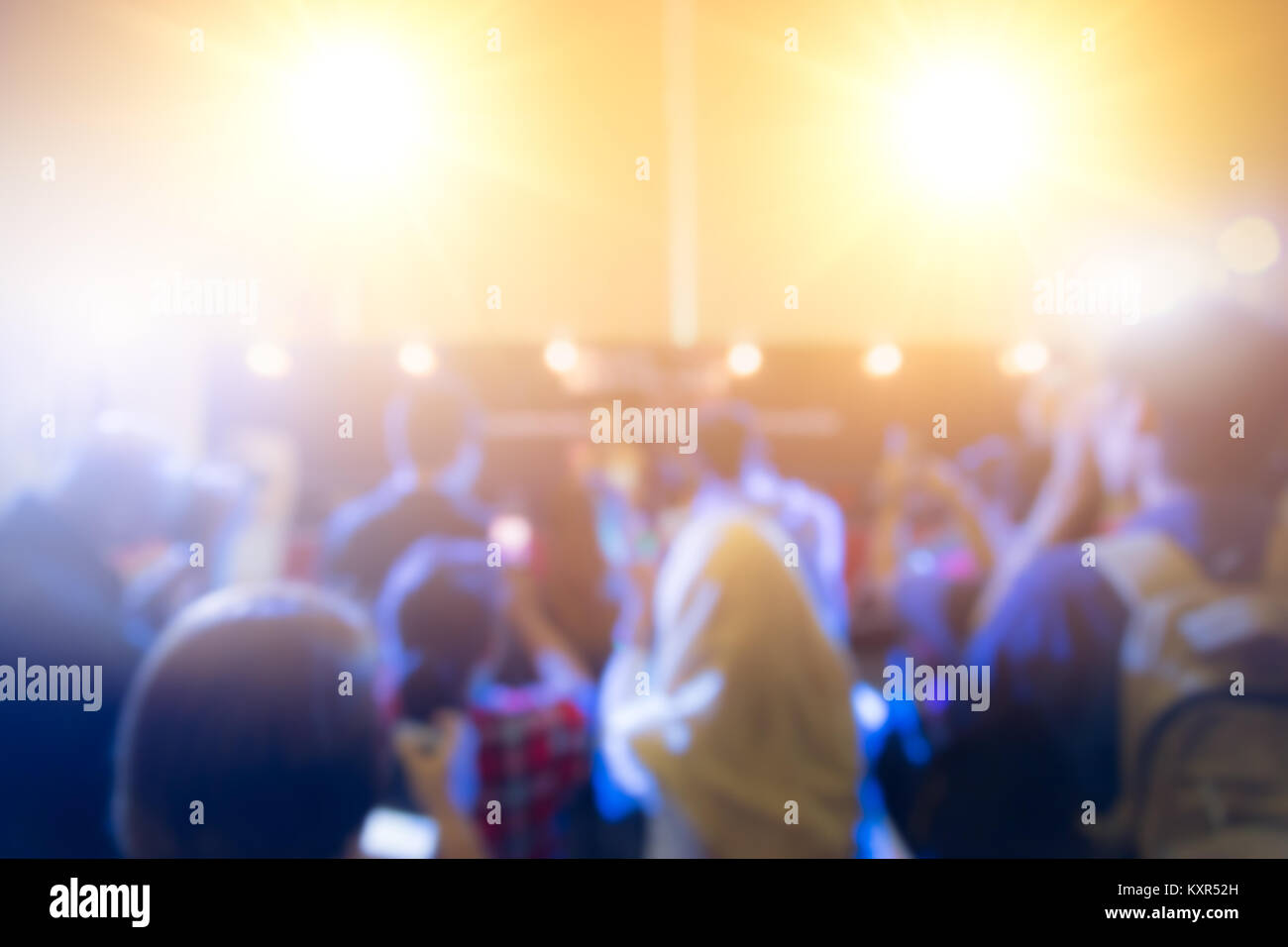 Blur super star debutto celebrity spettacolo fase con illuminazione e giornalista folla di persone di media Foto Stock