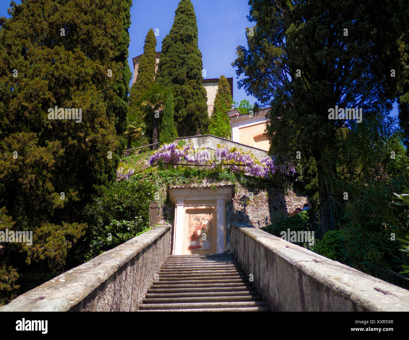 Lunga scalinata della chiesa di Santa Maria del Sasso a Morcote, Svizzera Foto Stock