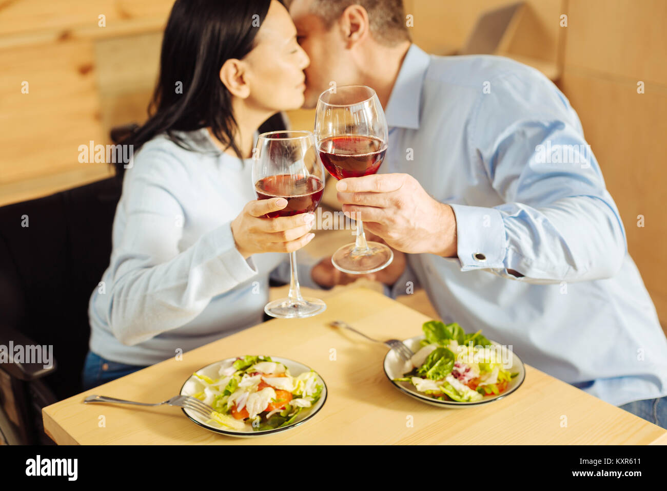 Amare giovane baciare e bere il vino Foto Stock