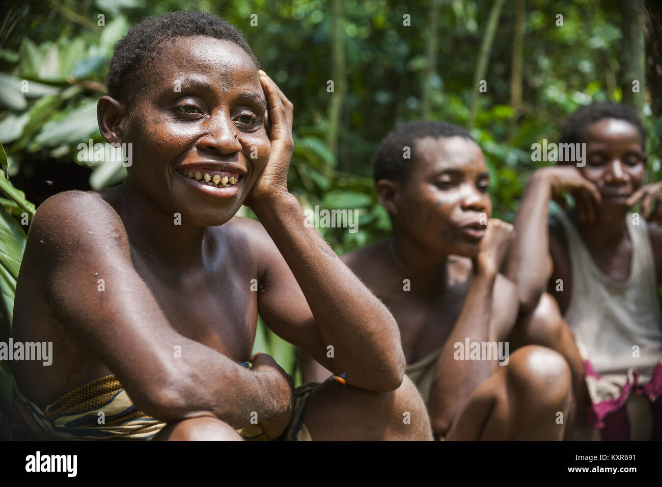 Le donne da Baka tribù sono in appoggio la Forst e cantare canzoni. Dzanga-Sangha riserva forestale. Africa Foto Stock