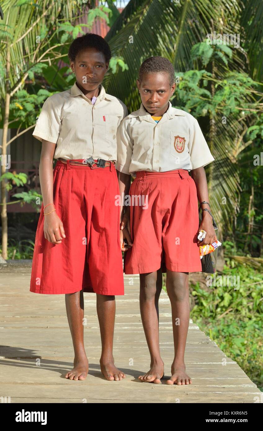 Scolari in uniforme. Piccolo villaggio della tribù Asmat. Nuova Guinea.Maggio 23, 2016 Foto Stock