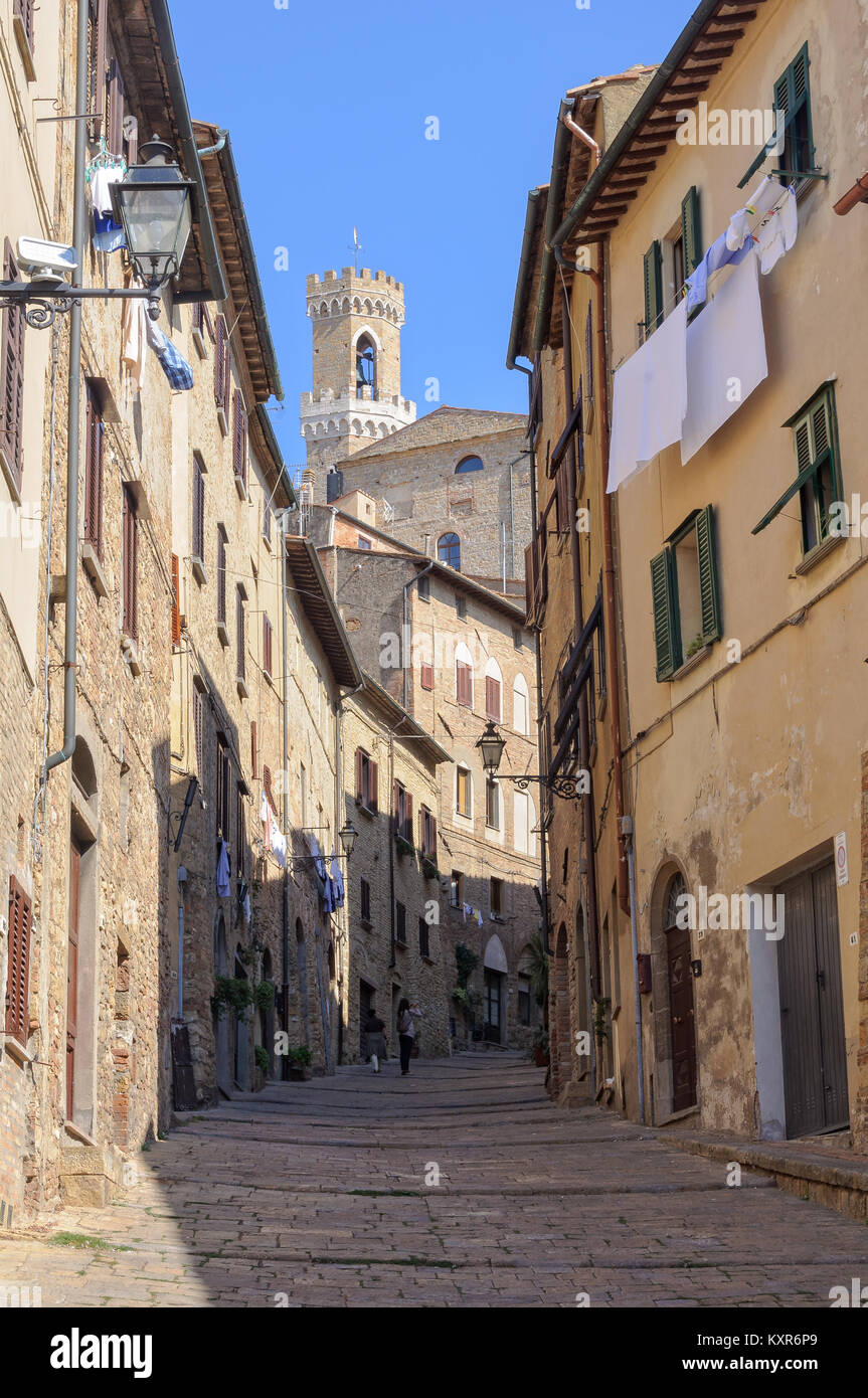 A piedi fino al Municipio (Palazzo dei Priori) - Volterra, Toscana, Italia Foto Stock