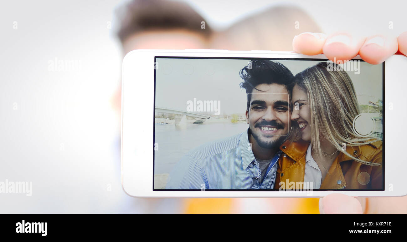 Matura in amore tenendo selfies all'aperto Foto Stock