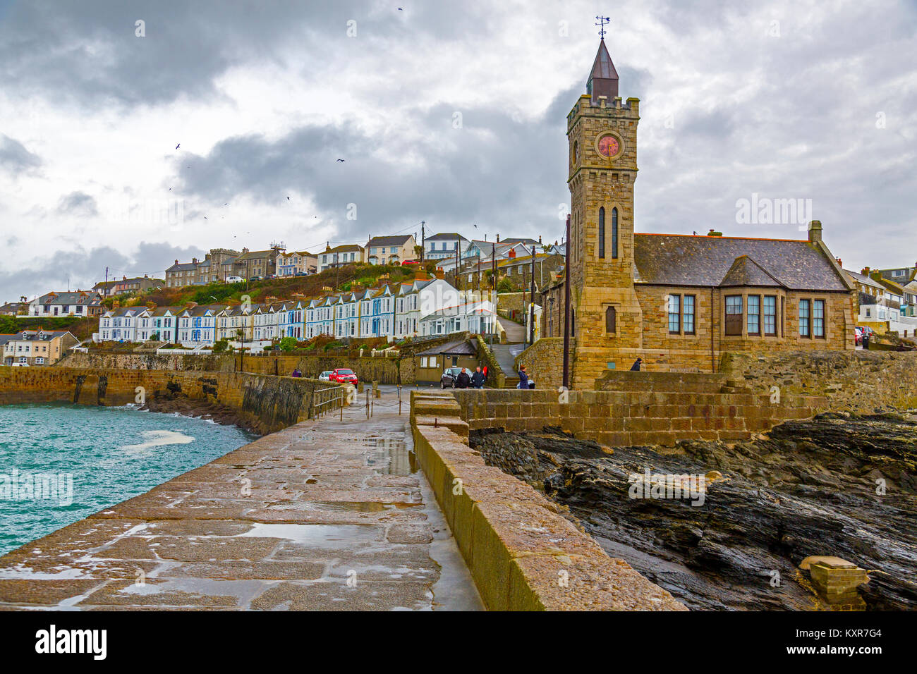 Il distintivo Bickford-Smith istituto ospita il consiglio comunale ufficio in Porthleven sulla costa meridionale della Cornovaglia, England, Regno Unito Foto Stock