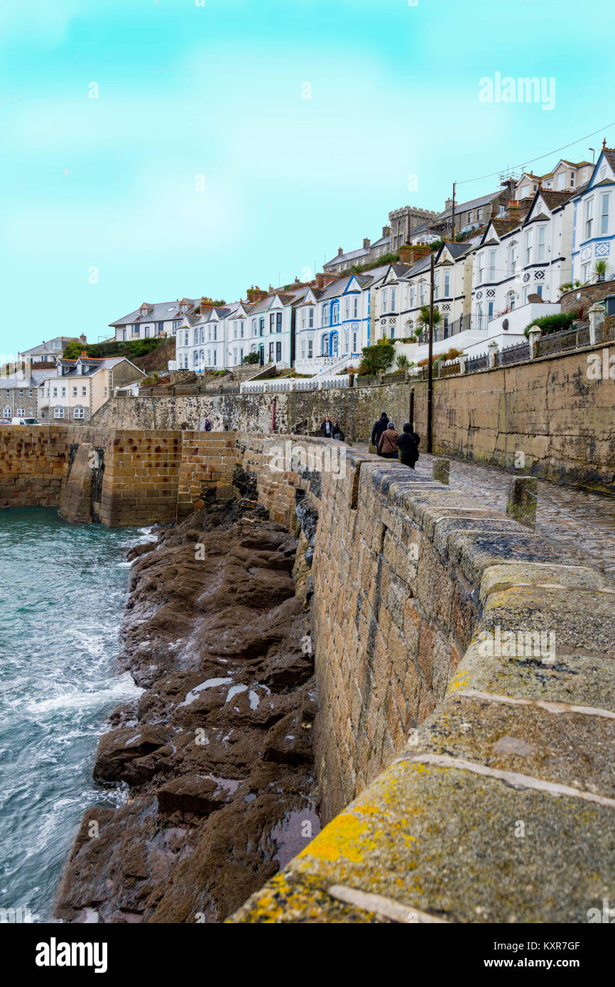 Una fila di distintivo case a schiera si affaccia sul porto di Porthleven sulla costa meridionale della Cornovaglia, England, Regno Unito Foto Stock