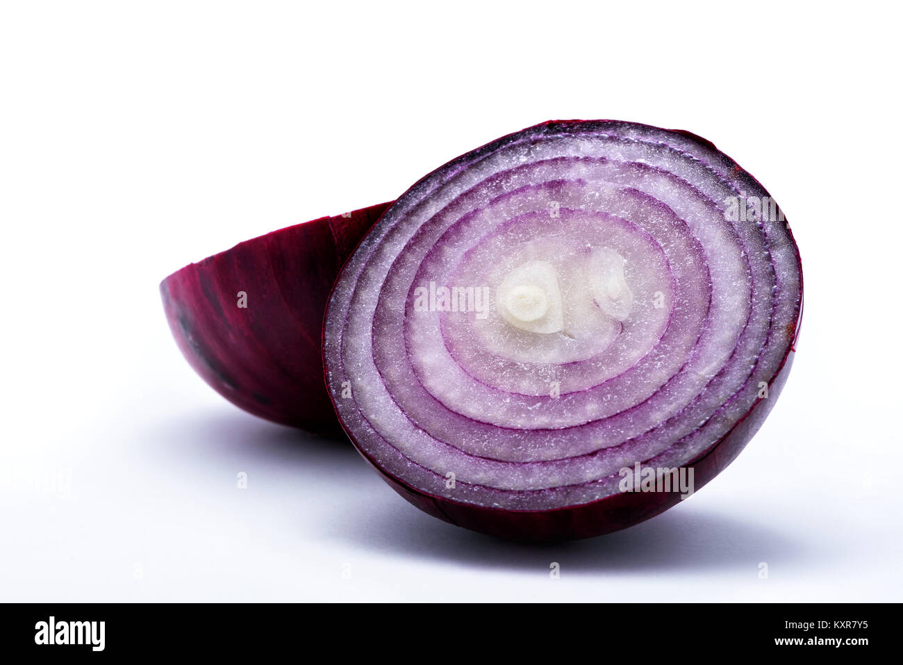 Cipolla rossa affettata isolati su sfondo bianco Foto Stock