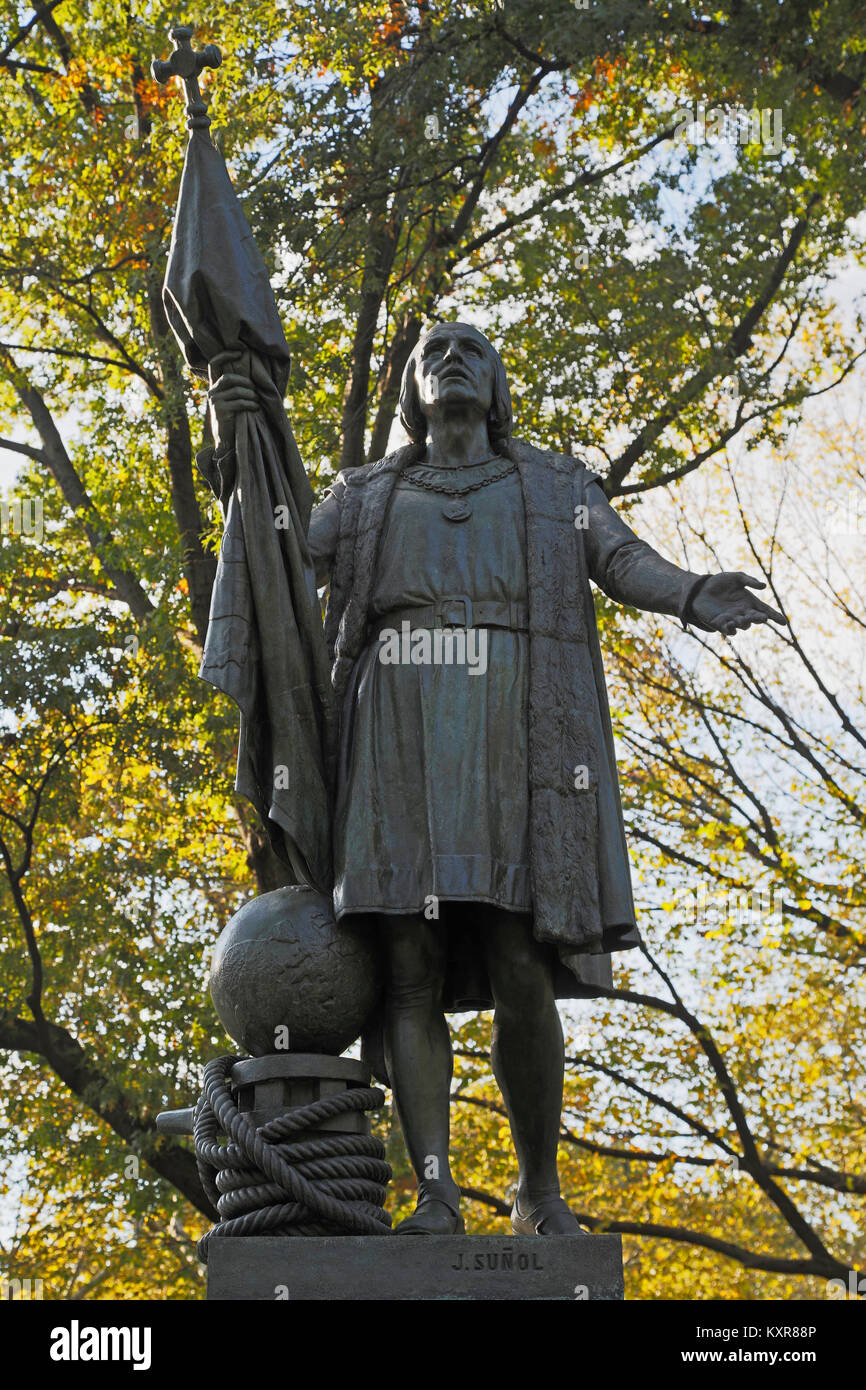 New York, nello Stato di New York, Stati Uniti d'America. Statua di Central Park di italiano Cristoforo Colombo, 1451-1506. Un 1892 replica dopo Foto Stock