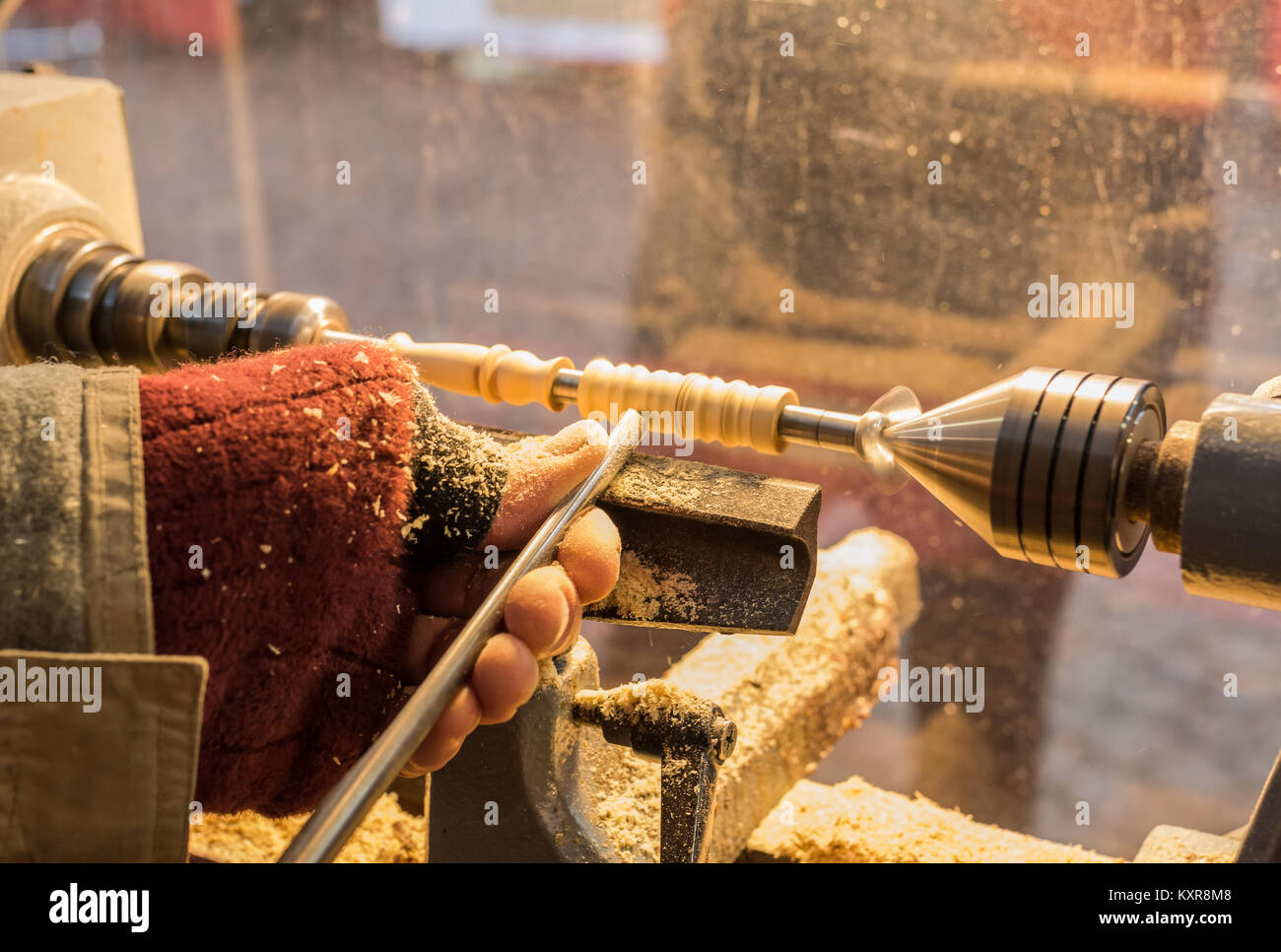 L'attrezzo con manico in legno di processi decisionali. Le mani degli artigiani che lavorano il legno con il piccolo tornio. Foto Stock