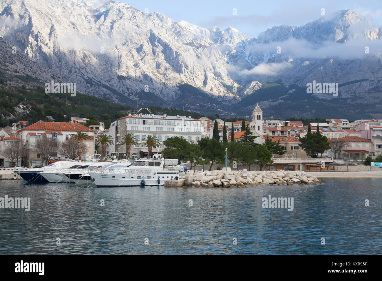 Città di Baska Voda sul Adriaic costa della Croazia ai piedi della montagna Biokovo Foto Stock