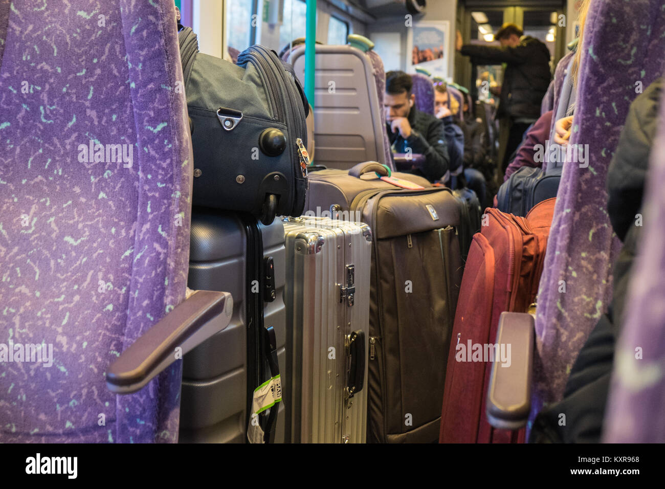 Affollata,grande,pesante,sacchetti, bag,d,i viaggiatori,viaggiare,da,Manchester,Airport,a,Manchester,Piccaddily,treno stazione,,l'Inghilterra,UK,U.K.,l'Europa,europeo, Foto Stock