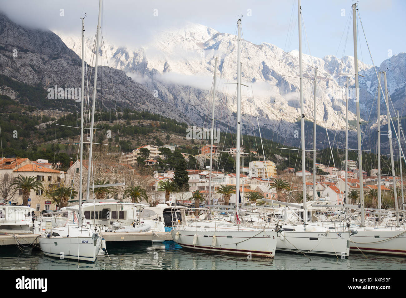 Città di Baska Voda sul Adriaic costa della Croazia ai piedi della montagna Biokovo Foto Stock